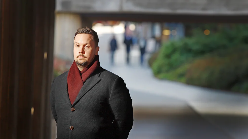 FUT-funktion gör nog ett mycket bra arbete men löser inte problemens orsaker, skriver signaturen Gammal sosse. På bilden Simon Brunner som är teamledare på gruppen mot felaktiga utbetalningar, FUT.