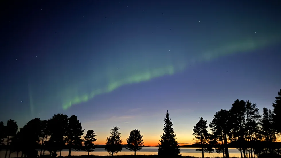 Norrsken i sensommarnatten är en sådan sak som man kan se när man lyfter blicken. Men inte var det vackrare i verkligheten. 