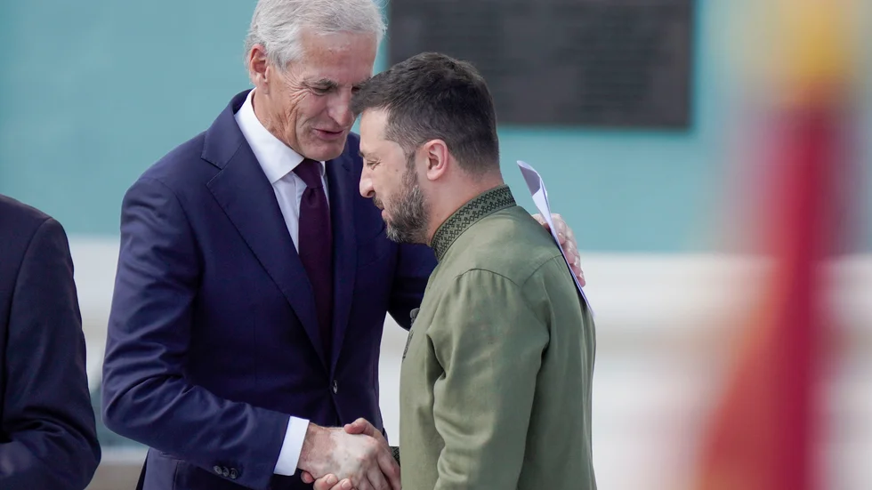 Statsminister Jonas Gahr Støre hälsar på president Volodymyr Zelenskyj på Ukrainas självständighetsdag.