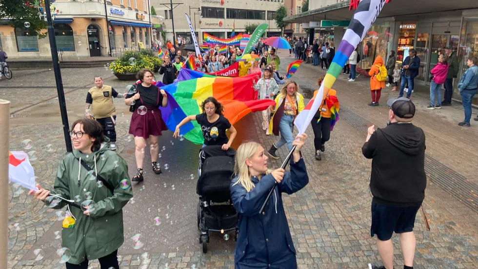 Arrangörerna uppgav att årets pridetåg i Katrineholm samlade cirka 500 personer. 