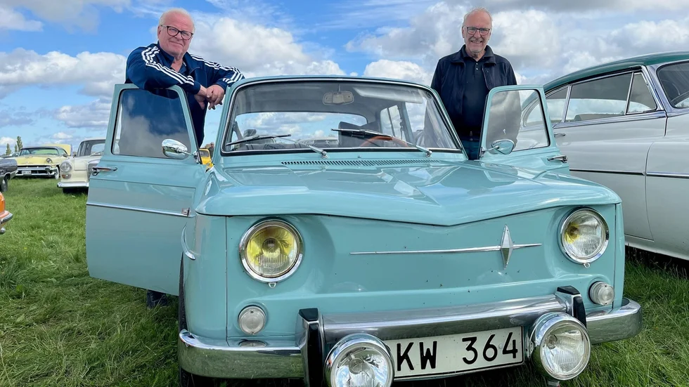 Avestaborna Jan-Erik Pettersson och Göran Groop bredvid Görans Renault R8 från 1963.
