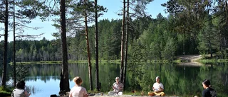 Final på popupyoga i sommarsol vid sjö: "Jättelyxigt!"