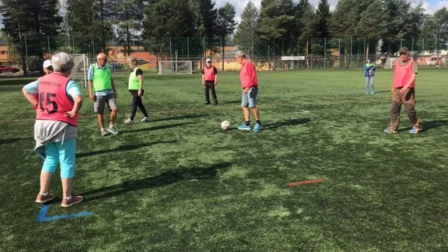 När PRO Björskatan spelade gåfotboll blev det god uppslutning med 17 glada deltagare.