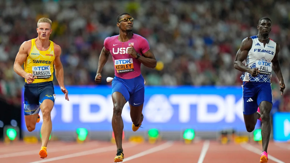Sveriges Henrik Larsson (längst till vänster) tog sig vidare till semifinal på 100 meter.