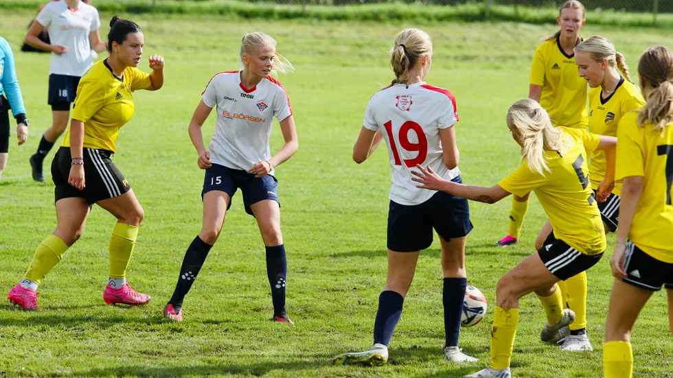 Tallbodas Beata Hjalmevik och Inez Revestam i kamp mot Lindöspelarna - i lervällingen på Kungsbrohov. För Tallboda IF innebar DM-finalen en historisk framgång i och med att det var föreningens första DM-final någonsin enligt lagets tränare.
