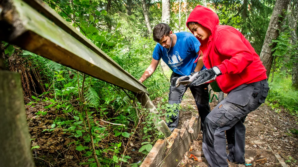 STOCKHOLM 2015-07-20
Sommarjobbande ungdomar. Human Behnan och Rita Sauri river en trappa i Visättra, Huddinge.
Foto: Marcus Ericsson / TT / kod 11470