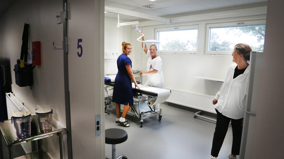 I Visby lasaretts nya havspaviljong finns bland annat operationsrum för kirurgi och urologi, där personalen kan ta bort mindre knölar och leverfläckar. Undersköterska Lina Rasmussen Hansson och sjuksköterska Cecilia Bäckström visar rummet där lokalstrateg Kajsa Holmström kikar in.
