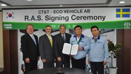 Gotländska elbilar. Avtalet mellan gotlänningarna Mikael Liljegren, Håkan Ahlsten, Björn Karlström och Young Gi Lee samt exportchef Brian In-Soo Lau CT&T, Sydkorea, är klart.