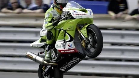 2003. Då gjorde roadracingföraren Christer ?Cralle? Lindholm en ?wheelie? över mållinjen. Lagligt.