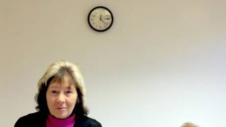 Ideellt arbete.. Ewa Gomander har i Kvinnojouren ideellt arbetat med utsatta kvinnor i 25 år.  Männen i Mansforum, som arbetar med män, har betalt av kommunen.