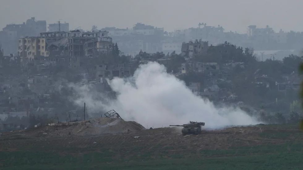En israelisk stridsvagn längs med gränsen mellan Israel och Gaza.