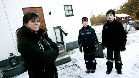 HALV SEGER. Annelie Hagberg, här med sönerna Fredrik 10 år, och Erik 12 år, har fått politikerna att se över högstadieelevernas bussresor till och från skolan.foto: petra jonsson/arkiv