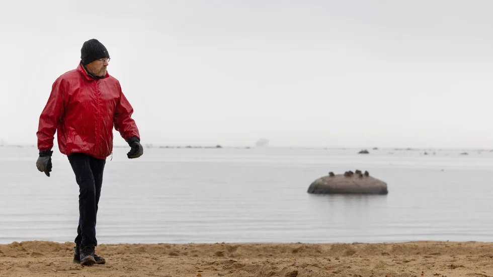 - Det här är en katastrof, säger Christer Strand, som bor permanent invid stranden i Monsunens sommarstugeområde ett par kilometer från Norje hamn.