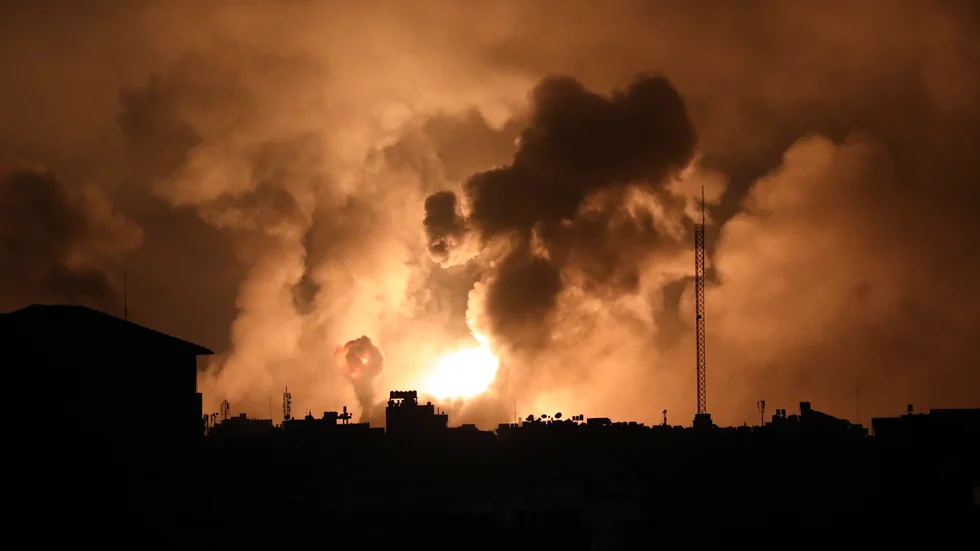 Rök stiger mot himlen efter israeliska attacker mot Gaza på fredagskvällen.