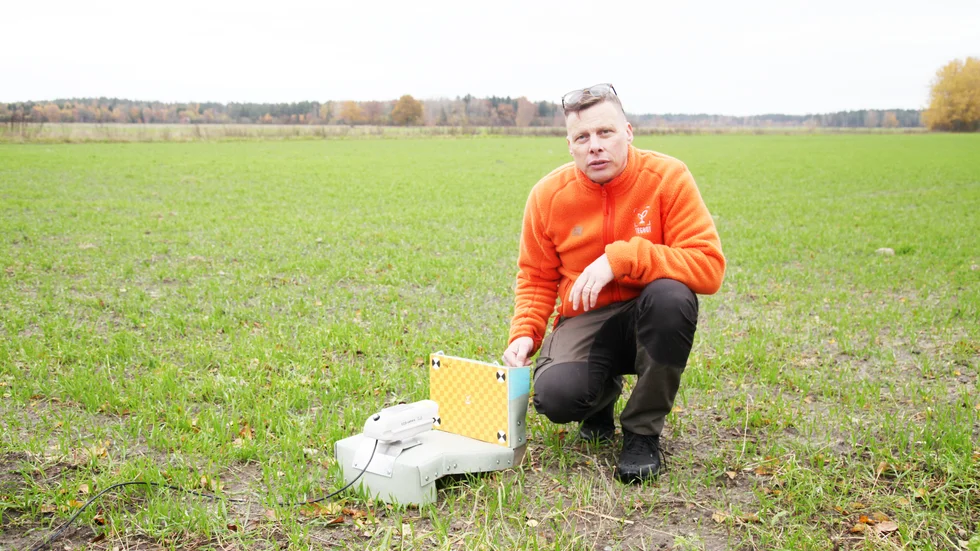 Fredrik Gradelius är utöver lantbrukare och produktutvecklare lokalpolitiker i Centerpartiet. Här visar han upp sin uppfinning som ska hjälpa bönder att upptäcka skadedjur. 