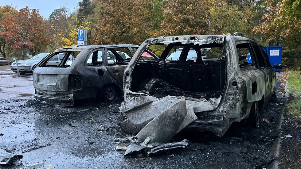 Bilarna på parkeringen i Ryd var helt utbrända på måndagsmorgonen.