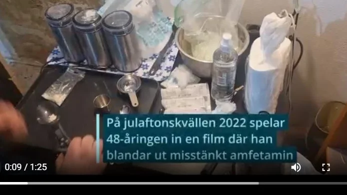 På julaftonskvällen 2022 spelar 48-åringen in en film där han blandar ut misstänkt amfetamin.