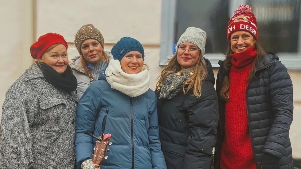 Musikgruppen Mon Ami består av Hanna Enbom, Sophie Bergdahl, Jenny Zakrisson, Emelie Merving och Josefine Björkborg.