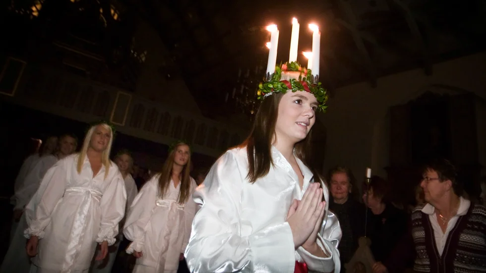Lucia stiger fram ur mörkret och kommer med ljuset. Så har det inte alltid varit och kanske ska en inte vara allt för optimistisk när det gäller framtiden. (Genrebild)