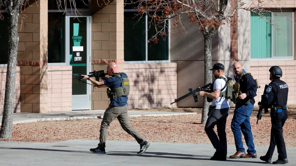 Polis går in på universitetsområdet i Las Vegas i den amerikanska delstaten Nevada där en ensam skytt på onsdagen dödade tre personer och skadade en allvarligt. Den misstänkte har också hittats död.