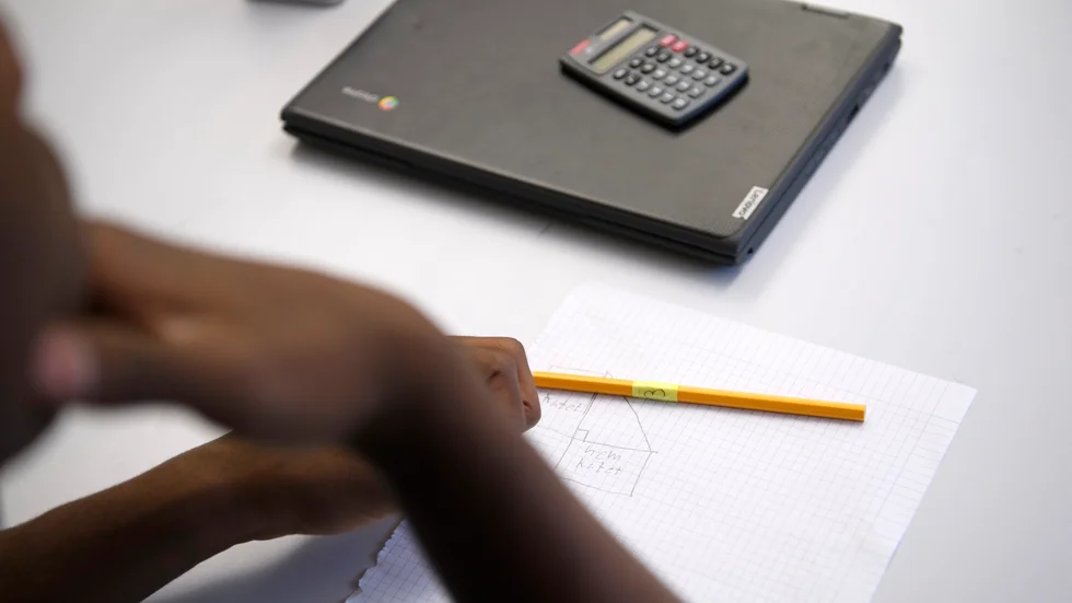 Skribenten vill ha fler muntliga prov i skolan, eftersom alla inte fixar skriftliga prov lika bra.