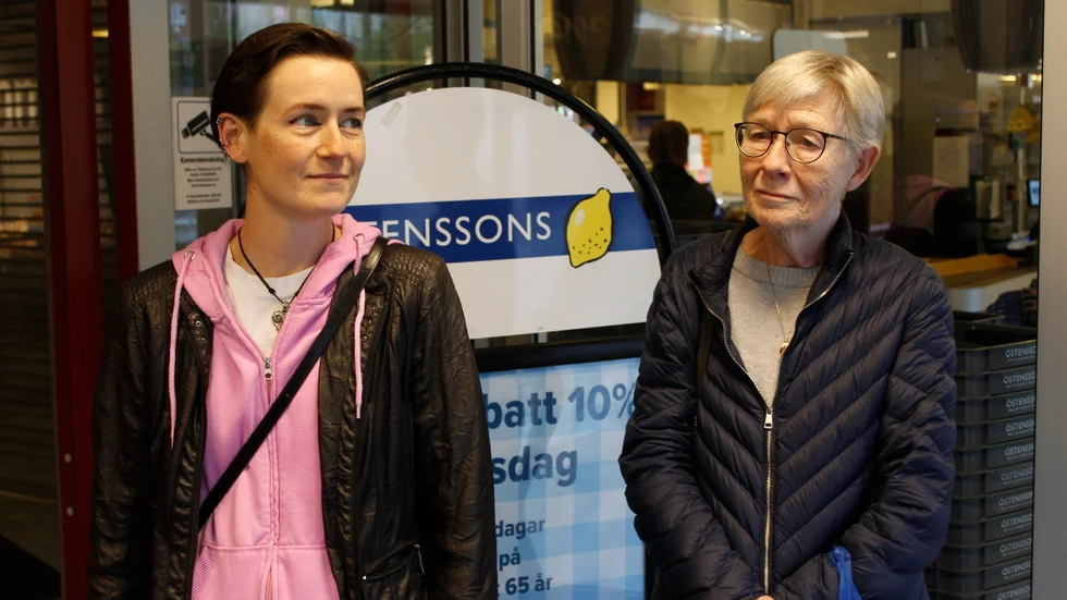 Frida och Eva Storm var de sista kunderna. Några påsar chips och lite tacoskal blev det i inköpskassen. "Jag har handlat här många gånger och det är sorgligt. Jag gillar den här butiken, och Östenssons. De är alltid trevliga och vänliga", säger Eva och Frida håller med. "Det är vemodigt, men visst det är förståeligt också, säger Frida. Båda säger att trots att citybutiken upphör kommer det vara Östenssons trogna. "Verkstan är favoritbutiken", säger Eva. 
