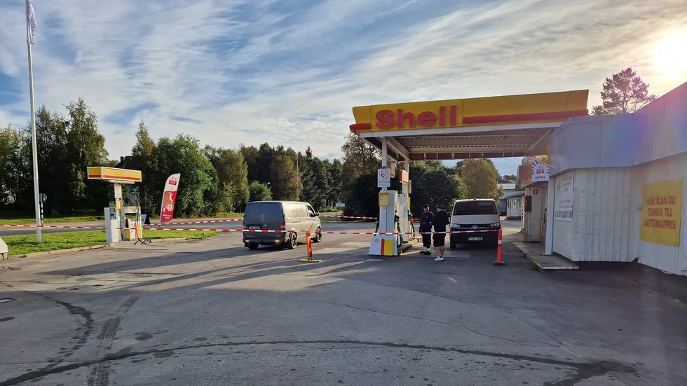 Under torsdagen monteras pumparna bort från Shell i Arjeplog. "Vi har fått föreläggande och ekonomin tillåter inte de åtgärderna så därför stänger vi ner", säger Anders Hermansson, regional försäljningschef.