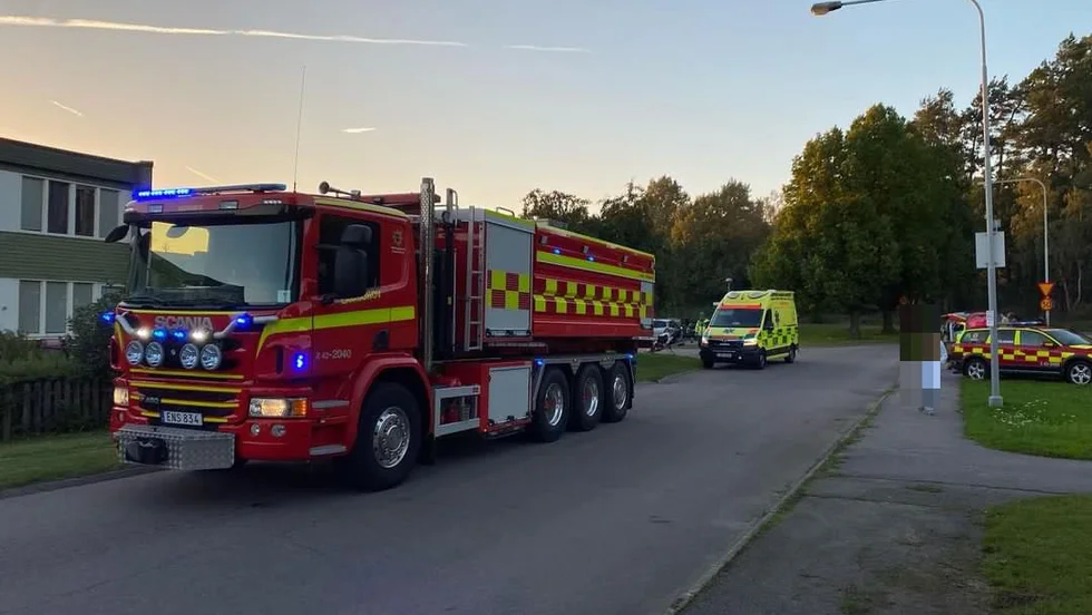 Räddningstjänst, polis och ambulans larmades ut till Rydsvägen efter brand i garage.