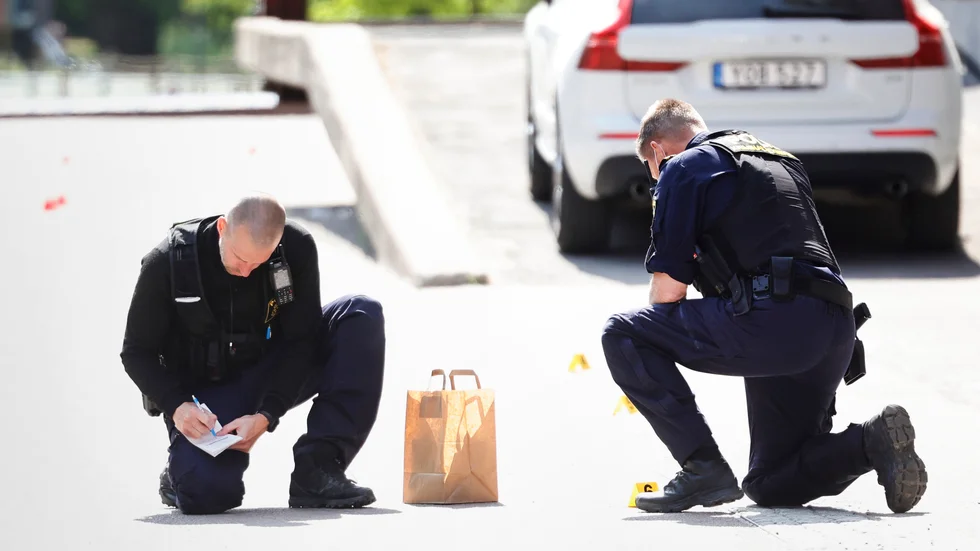 Poliser i Eskilstuna den 1 juni efter det att två ungdomsgäng drabbat samman i ett knivbråk. Arkivbild.