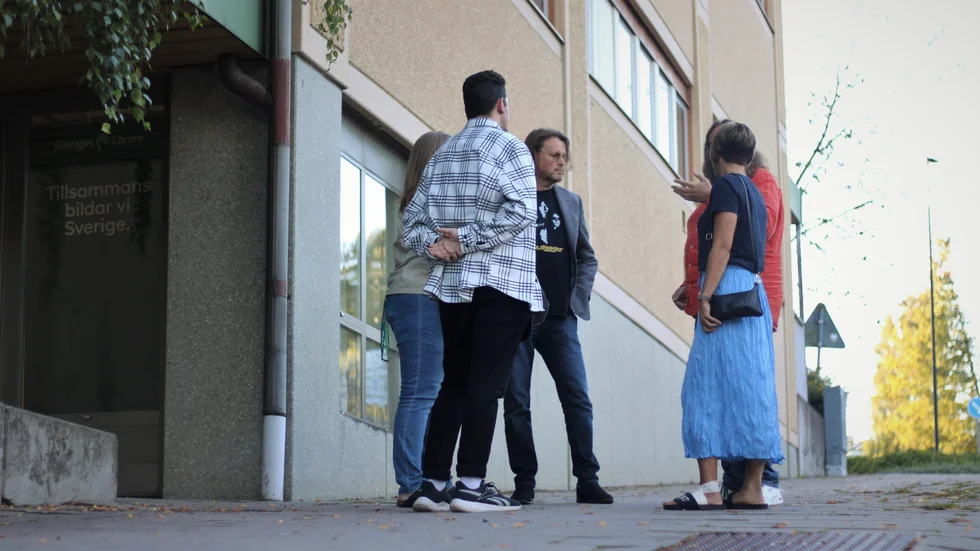 470 medarbetare inom förskola och skola har skrivit under en namninsamling, som nu har skickats till Motalas politiker. Syftet är att motverka besparingar i verksamheterna, då det hade påverkat både personal och elever. Det menar de fem lärare som MVT har träffat.