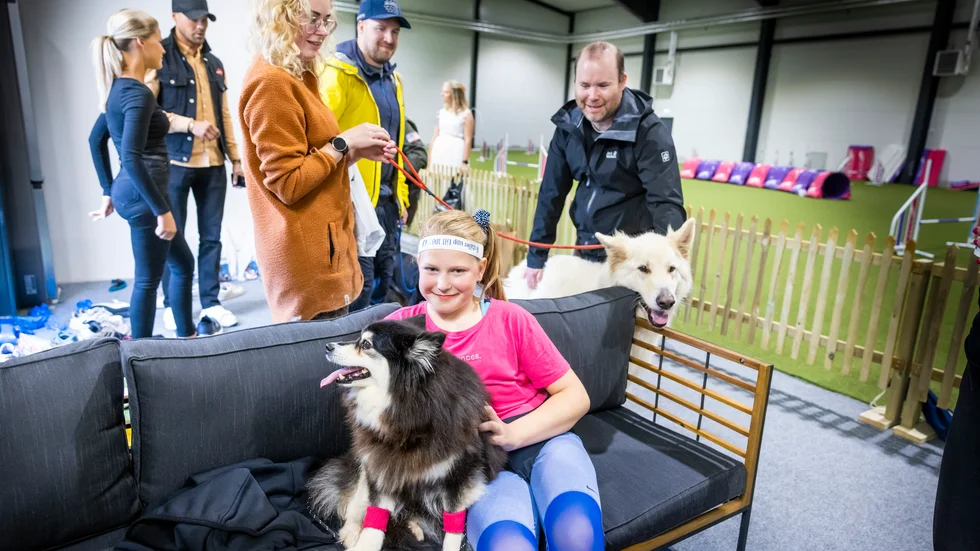 Ellie Cullberg med hunden Happy, sju år, precis innan de skulle prova agilitybanan för första gången. Bakom henne Linnea Berglund med sin vita herdehund KNut