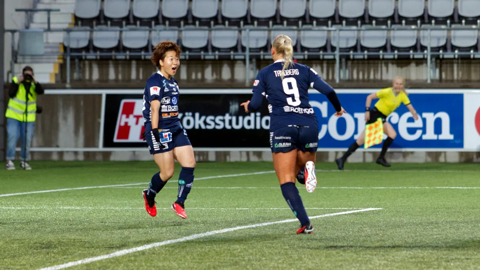 Yuka Momiki och Cathinka Tandberg jublar. Linköpings Momiki kvitterade toppmötet mot Hammarby på stopptid.