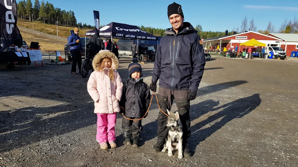 David Gunnarstedt, här med barnen Alice och Adrian, berättar att man i samarbete med skidalliansen tittar på att kunna spara snö i vinter för att öppna barnbandet och längdskidåkningen till höstlovet 2024.