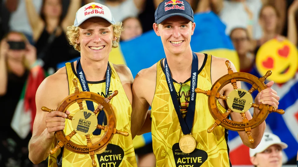 Svenska beachvolleyduon David Åhman och Jonatan Hellvig är klara för kvartsfinal i VM som spelas i Mexiko. Bilden är från när de vann en turnering i Tyskland i augusti.