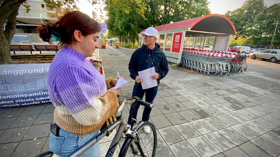 Katrin Lerarp skriver under en namninsamling mot vindkraftparken som precis startats. Tanken är att lokalpolitikerna ska få namnlistan innan de ska ta beslut om det kommunala vetot.