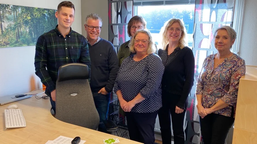 Större delen av personalstyrkan på Fyrklöverns kontor i Vimmerby. Från vänster: Anton Karlsson, Robert Alexandersson, Marlene Karlsson, Veronica Lindkvist, Ulrica Wall och Eva Gustafsson.