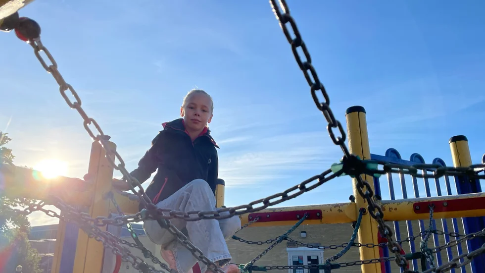 Den nuvarande lekparken på baksidan kommer att rivas och en ny byggas upp. Det tycker Livia Immo, 9, är jättebra.