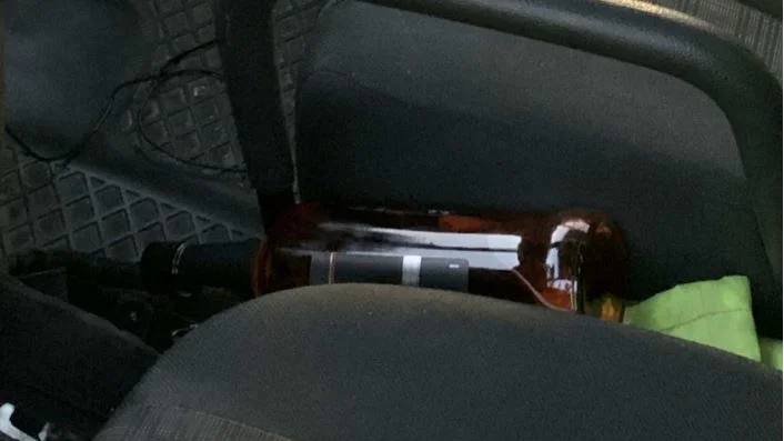Flaskan med whisky låg mellan sätena i lastbilen. Enligt föraren hade han druckit ur en annan flaska än denna och slängt den andra flaskan i en papperskorg utanför bilen.