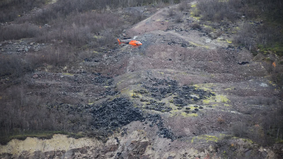 600 ton däck ligger på olika nivåer i och vid dagbrottet. Det är otillgängligt för andra fordon än helikopter. I miljösaneringssyfte kör helikoptern i skytteltrafik och hämtar däck. Marken vid dagbrottet sjunker eftersom och många däck har rasat neråt.