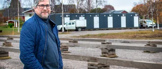  Mysteriet: Därför har ”bajamajorna” ställts ut – mitt i byn