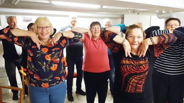 Carita Ek och Birgitta Eriksson ledde och demonstrerade qi Gong. Det är en aktivitet från Kina där man tränar avslappning, rörelse och koncentration för att lösa upp blockeringar och smärtor i kroppen. 