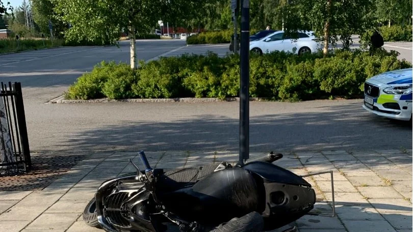 Moppefärden slutade på Hertsö torg när föraren krockade med en annan moped.