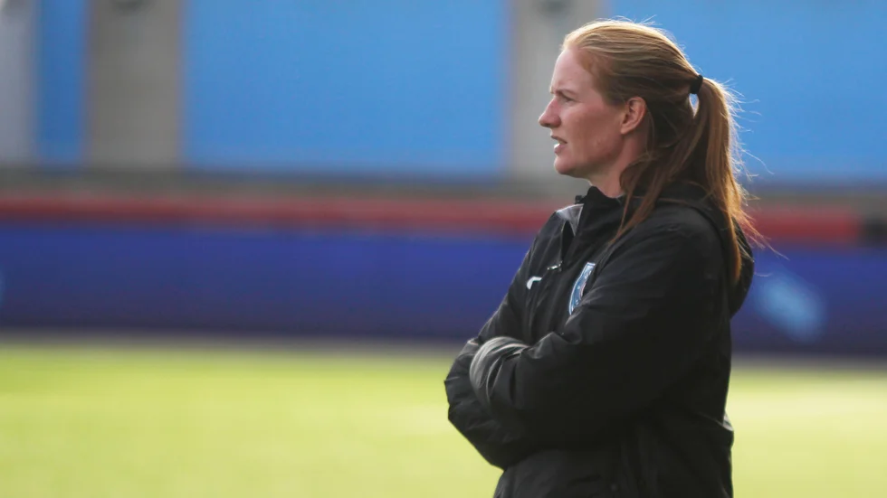 Uniteds huvudtränare Vaila Barsley lämnar klubben tillsammans med resten av ledarteamet.