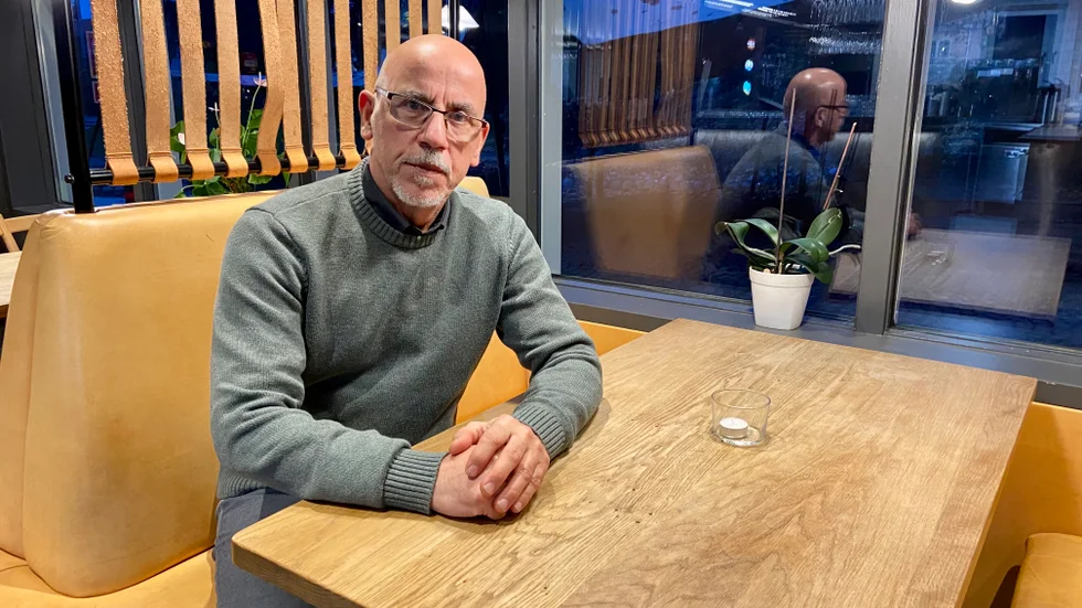 I november tog Samir Pasha över restaurangen i Stadsparken i Katrineholm. Han hade en idé om att måla om lokalen i mörka färger, men enligt honom fick han inte det av sin hyresvärd kommunen.