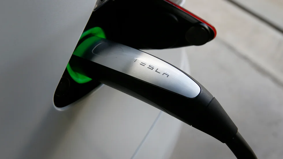 Tesla sänker priserna i Kina efter det att kinesiska konkurrenter dragit ned priserna tidigare i augusti. Arkivbild.