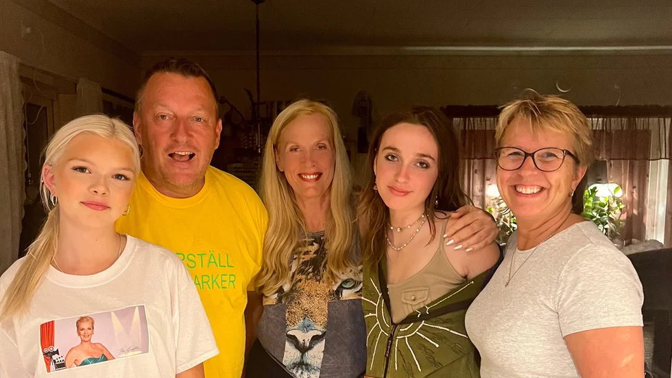 Klockan två på natten stod Gunilla och Erika Persson i spöregn utanför sin bostad i Högsjö och deras nycklar fungerade inte. Grannarna, familjen Karlsson, fick komma till undsättning och erbjuda sovplatser. 