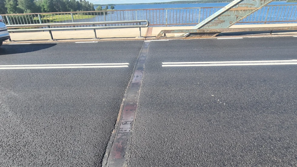 Nivåskillnaden mellan asfalten och fogplåtarna på Bergnäsbron är kännbar.