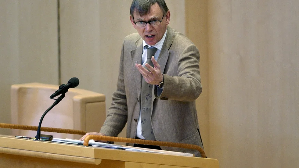 Här ser vi Lars Bäckström i 2004 års version. Budgetdebatt i riksdagen. Bäckström i sitt esse. Sedan dess har han hunnit med att vara landshövding i Västra Götaland och skriver nu tänkvärda krönikor i Bohuslänningen. 