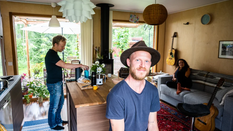 Ludvig Svartholm släppte sitt album ”My Hearts Eyes” för 16 år sedan. 16 år senare kommer nya albumet "Frid". I bakgrunden syns Björn Rautio som har varit med och gjort låtarna och hans partner Irene Canales.