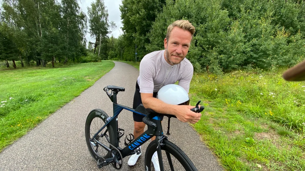 Det är nu, 2023. Mika Harju med sin tempocykel och speciella hjälm som han ska göra en Ironman i triathlon med under lördagen i Kalmar. Målvakten i fotboll och futsal är numera uthållighetsidrottare och har gått från löpning till triathlon.